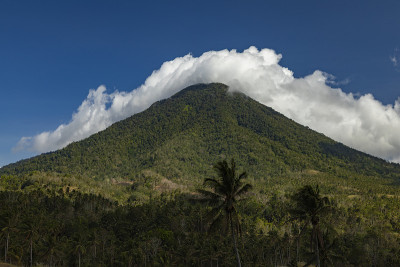 印度尼西亚唐可可成层火山和雨林