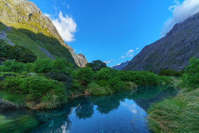 新西兰峡湾山区的绿松石河