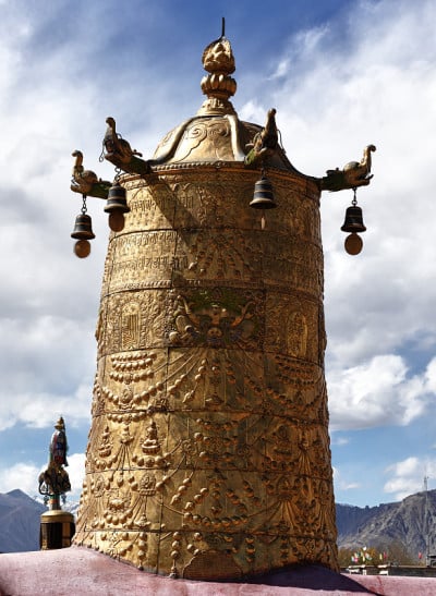 大昭寺巨大的祈祷钟