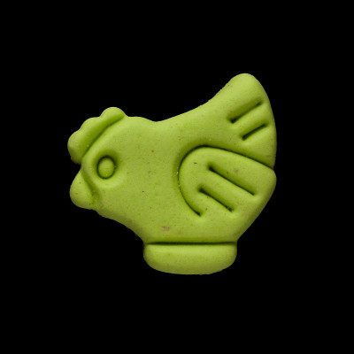 黑色背景上的狗饼干
