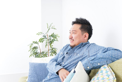 男人在家里很放松