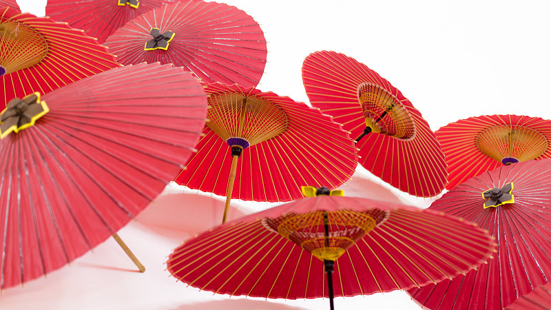 在摄影棚里拍日本伞。