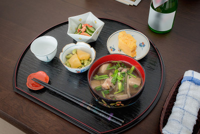近距离观看典型的日本当地新年菜肴，山形“Ozouni”，这是新年仪式餐。