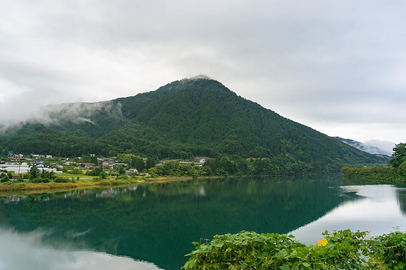 日本乡村景观与乡村和河流在山区