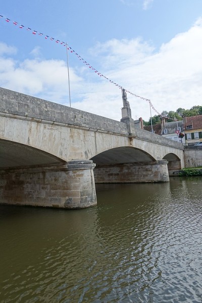 混凝土和石桥上的Yonne河在Clamecy Nièvre Bourgogne-Franche-Co