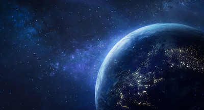 地球在夜晚的黑暗空间。城市的灯光。蓝色的地球表面。从宇宙飞船。这张图片的元素是由美国宇航局提供的。