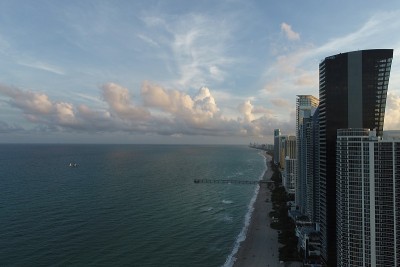海景日落鸟瞰图。阳光群岛，迈阿密，美国。伟大的景观。假期旅行。热带旅行。
