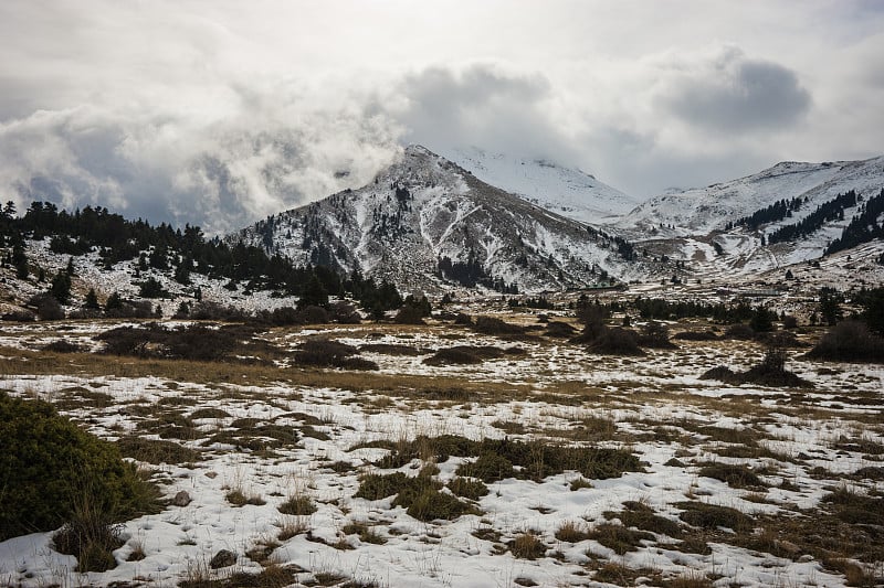 赫尔莫斯山滑雪中心附近的冬季雪景，