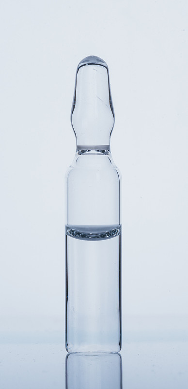 注射用医用玻璃安瓿瓶。药物是干白药物青霉素粉状或液体用水溶液在壶腹中。关闭了。