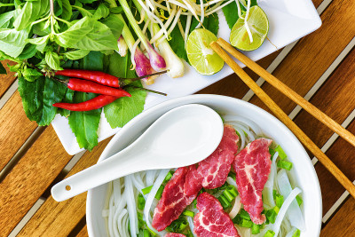 越南河的俯视图。很受欢迎的越南牛肉面