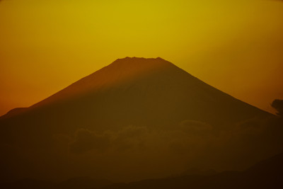 黄昏和从横滨地标塔可以看到的富士山