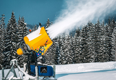 滑雪胜地的雪炮正在发射