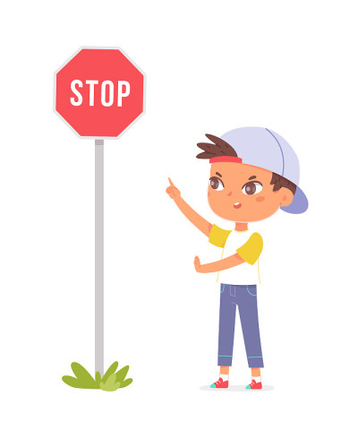 身穿短袖衬衫、头戴蓝色棒球帽的男孩站在人行道上的路边，把手放在“停车”标志上，警告司机要小心