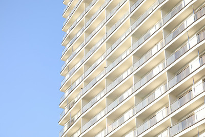 多层建筑在蓝天