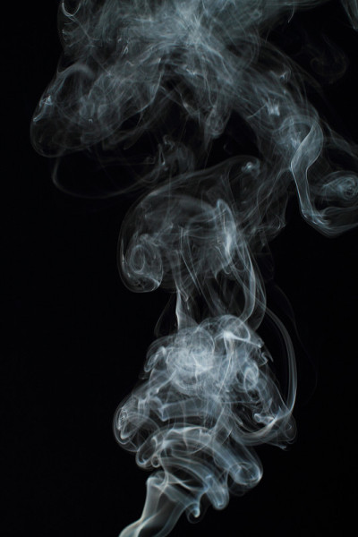 黑色背景上的白色烟雾纹理