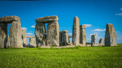 英国索尔兹伯里附近的巨石阵建筑群被联合国教科文组织列为世界遗产