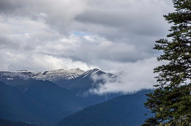 草原雪山