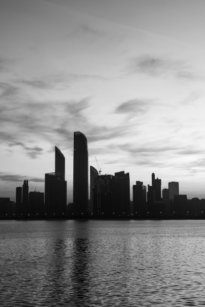 从阿联酋阿布扎比码头的防波堤，阿布扎比市美丽的日出，早晨，阿布扎比日出，黄金时间