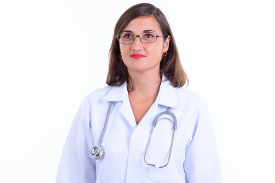 美丽的女医生脸上带着眼镜思考