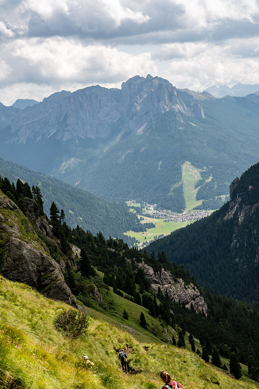 法萨山谷白云石的高山全景。