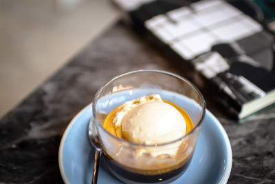 Affogato咖啡:意式浓缩咖啡加盐焦糖冰淇淋。