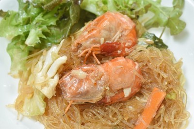 虾和卷心菜蛋炒玻璃面
