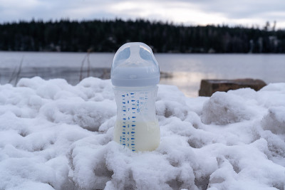 一个有雪景的婴儿奶瓶