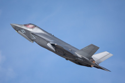 F-35闪电II起飞后的侧视图。在加力燃烧室