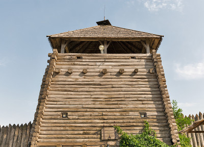 乌克兰Khortytsia岛上的Zaporozhskaya Sich建筑。
