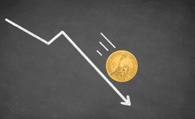 贬值的美元现金。