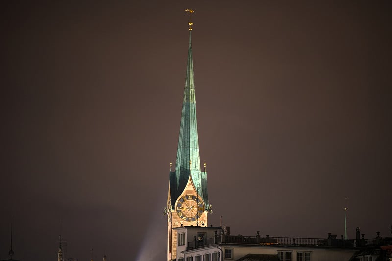 中世纪古城Zürich有新教教堂，妇女部长和Limmat河在一个雨雪的冬季星期五晚上。