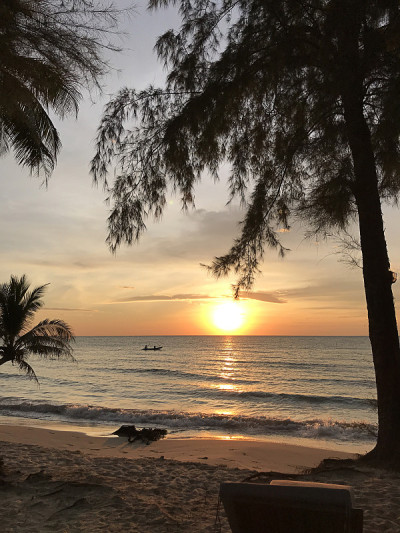夕阳倒映在泰国特叻高吉的Klong Chaow海滩上。