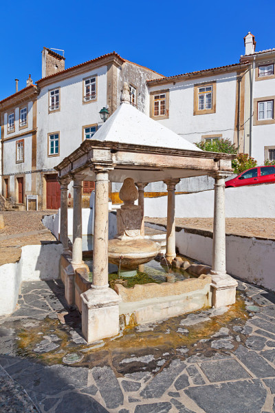 Fonte da Vila又名村庄或城镇喷泉，在犹太区或犹太人区建造于宗教法庭期间。
