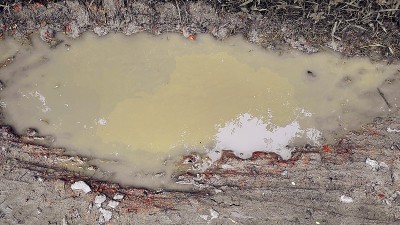 被污水侵蚀的道路，破败不堪
