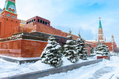 莫斯科的冬天，俄罗斯。红场上白雪覆盖的莫斯科克里姆林宫旁的列宁陵墓。陵墓是莫斯科著名的地标。