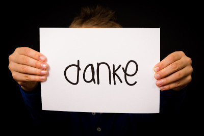 孩子们举着德语“Danke”-谢谢