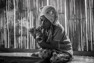 女性卡伦希尔部落是吸烟斗的传统