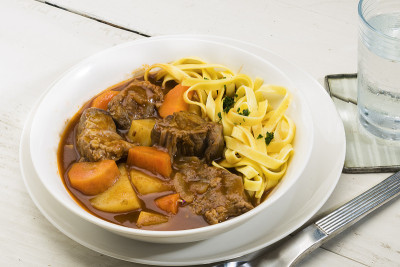 炖牛肉配意大利面