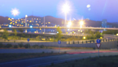 模糊的城市公路在黄昏