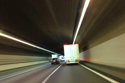 卡车开过公路隧道