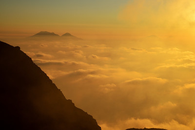 壮观的日落从斯特龙博利火山山顶，意大利西西里岛