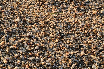西班牙卡塔赫纳海岸上的岩石纹理、巨石和海浪