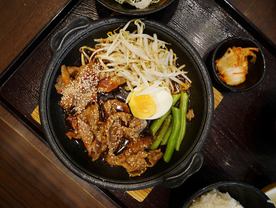 猪肉鸡蛋和蔬菜铁板烧日式料理