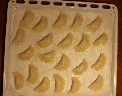 土豆泥饺子放在烤盘里准备烘烤。