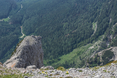 在山中徒步旅行时可以看到山谷