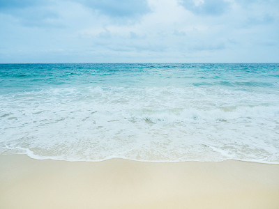 泰国普吉岛海滩上的蓝色海浪