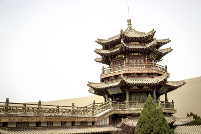 中国敦煌明沙山沙漠中的明月阁