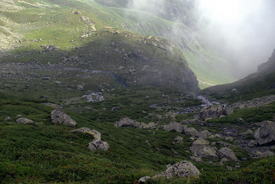 高山峡谷中的云。Kabardino-Balkarian自然保护区。