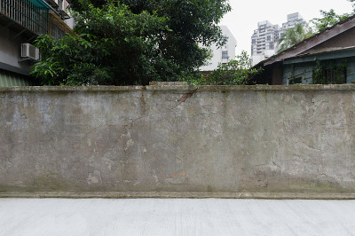 街道墙背景，工业背景，空荡荡的垃圾城市街道与仓库砖墙