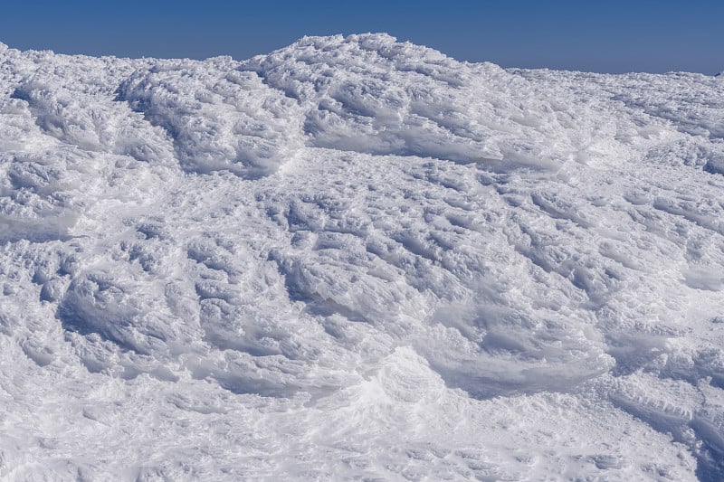 枣山的积雪表面